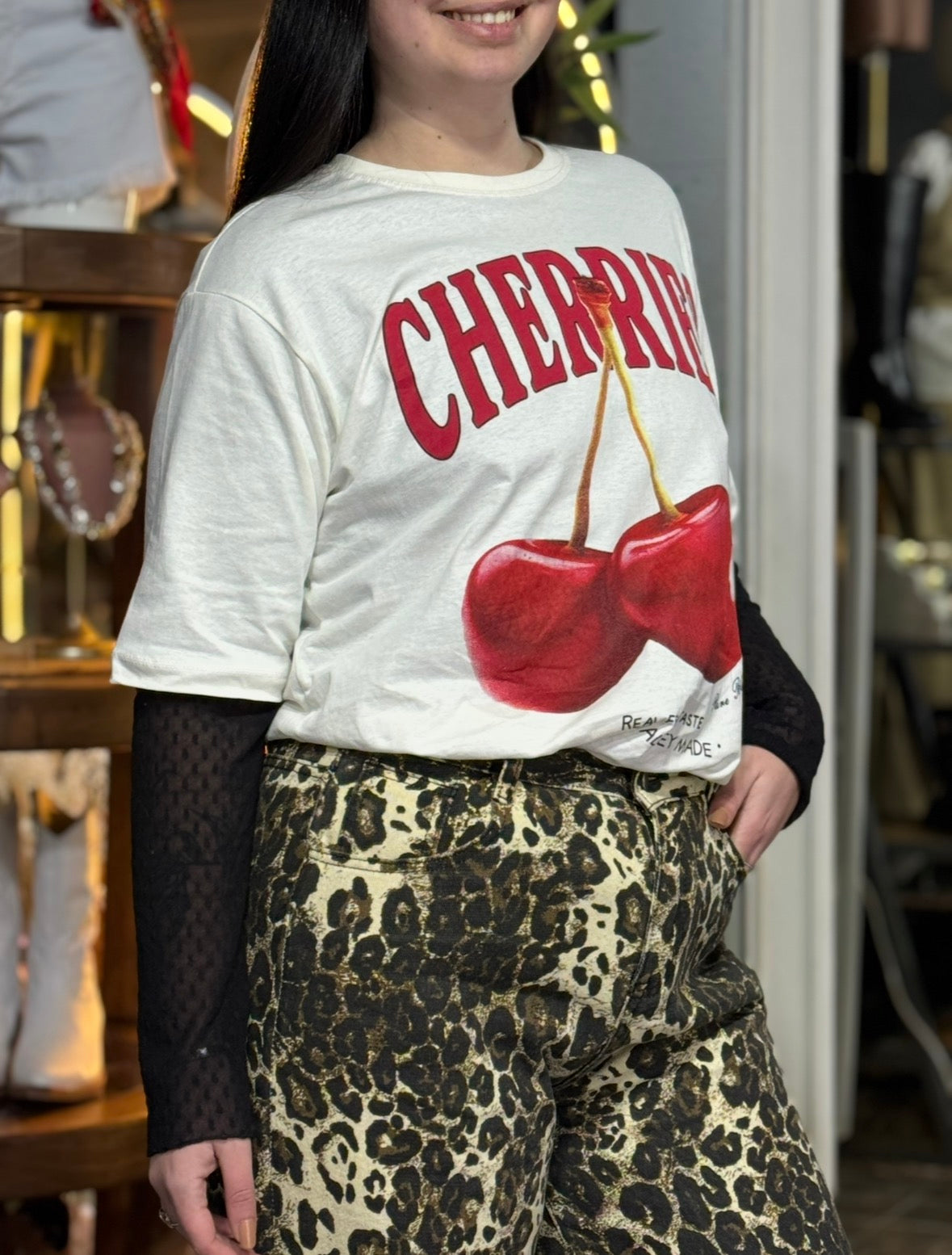 Remerón blanco de manga corta con lettering rojo y estampa de cerezas
