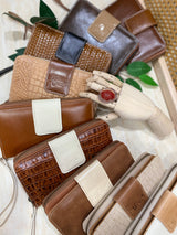 Billetera California de Cuero Alexa - Croco Beige/Chocolate