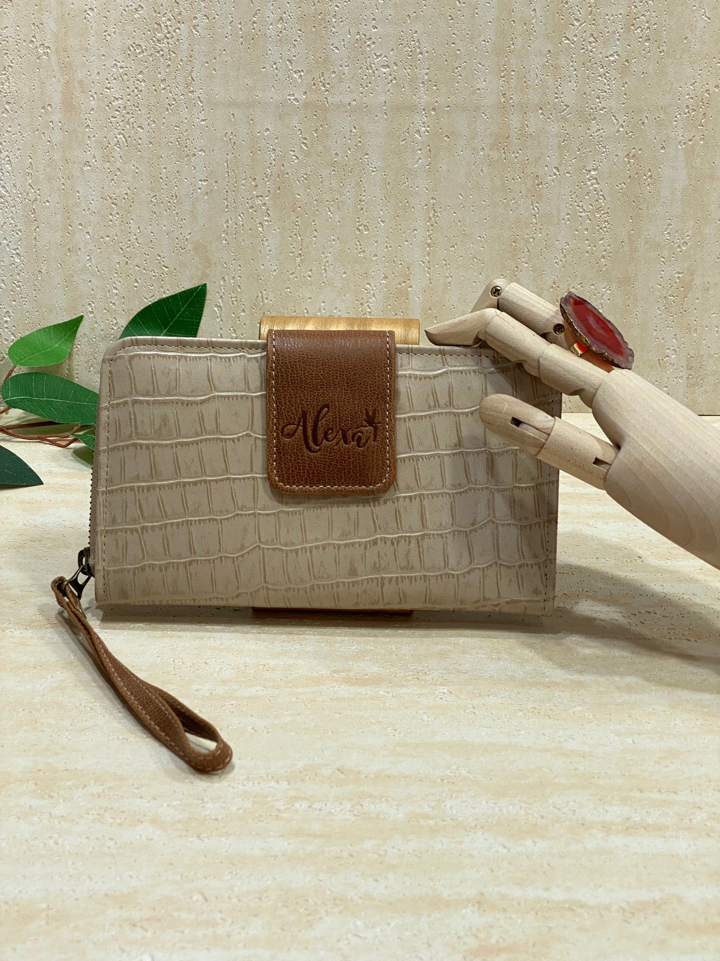 Billetera California de Cuero Alexa - Croco Beige/Chocolate