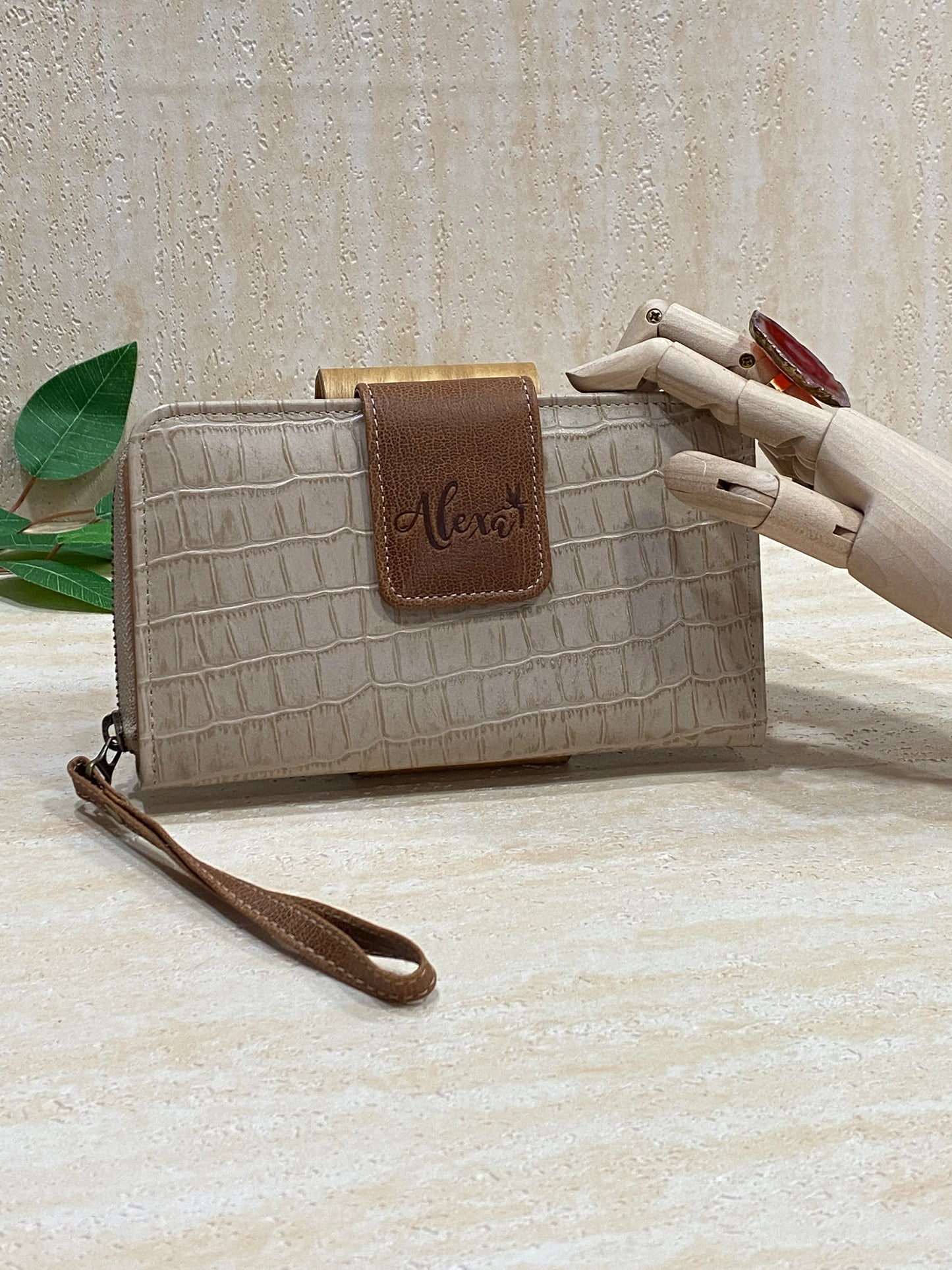 Billetera California de Cuero Alexa - Croco Beige/Chocolate