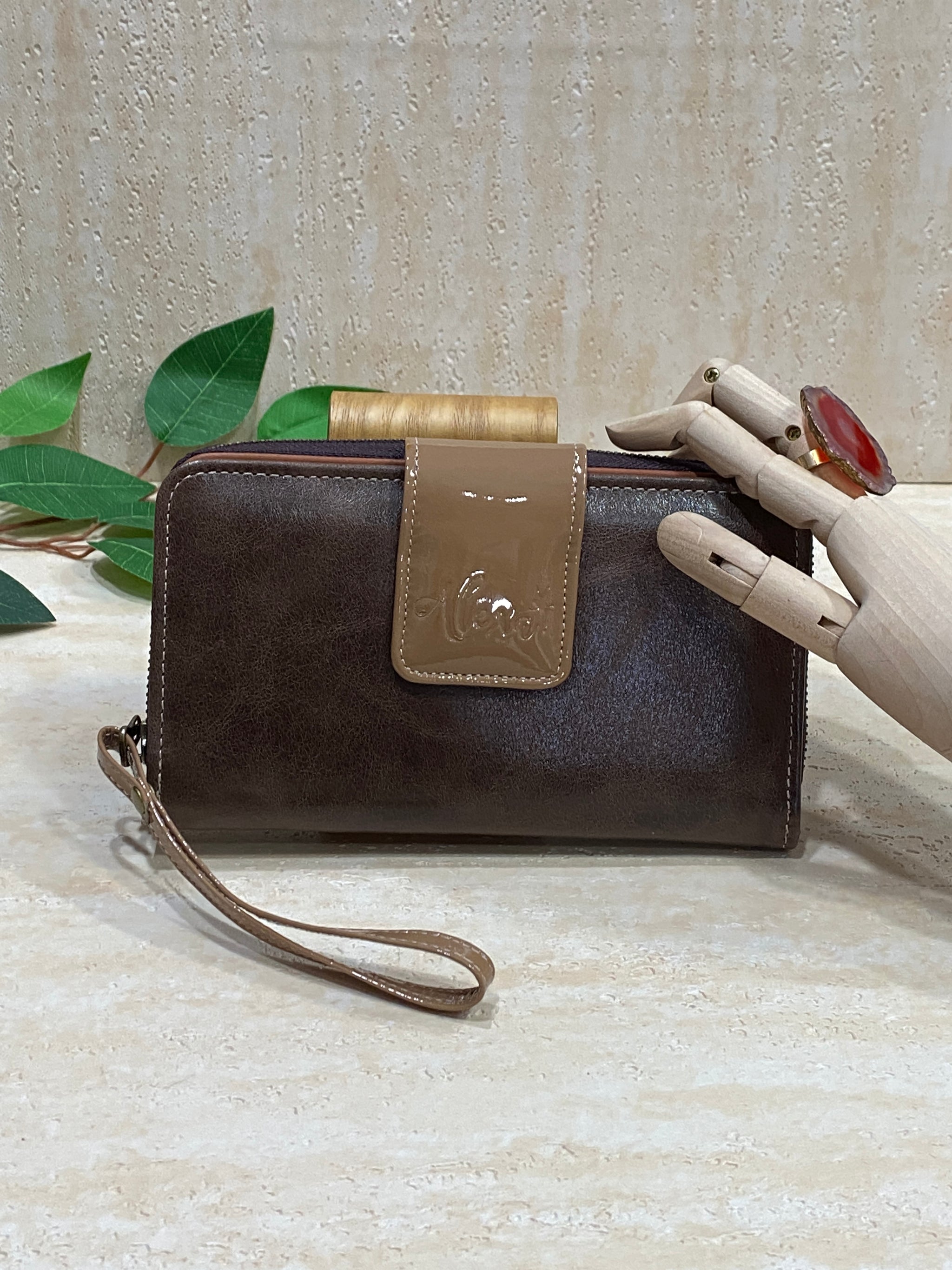 Billetera California de Cuero Alexa - Chocolate/Charol