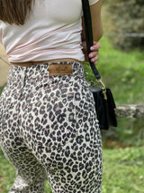 Pantalón Wide Leg Araceli en Denim con Estampado de Leopardo