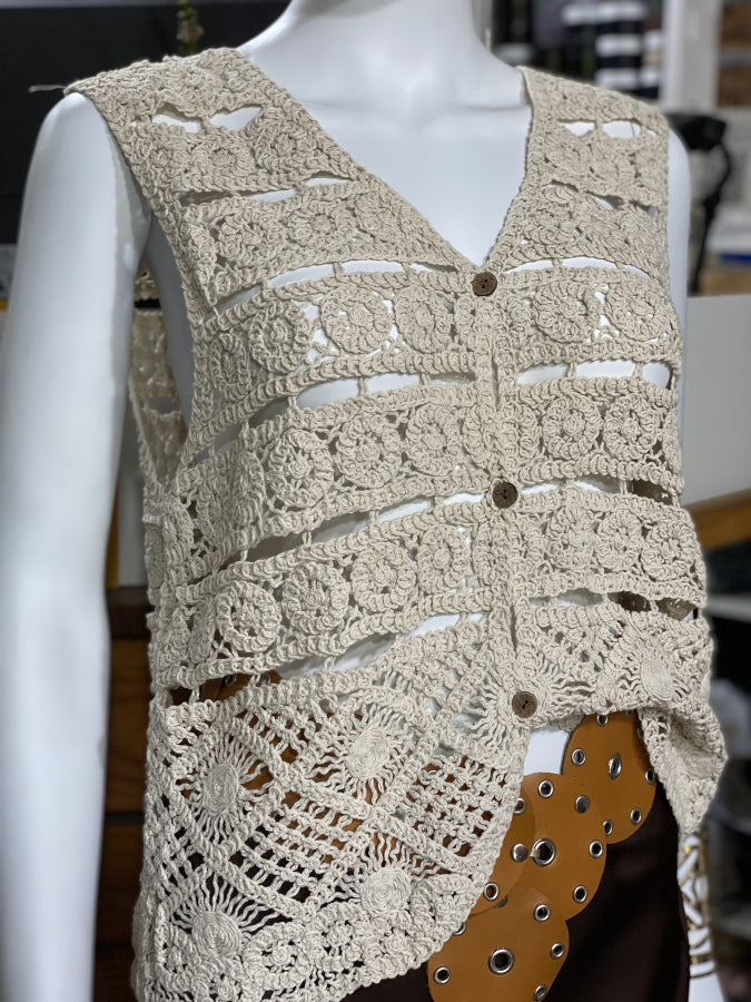 Musculosa Amaia en Crochet Artesanal con Botones