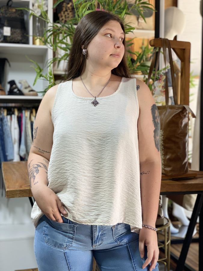 Musculosa Lorena de Textura Crinkle con Botones en Espalda