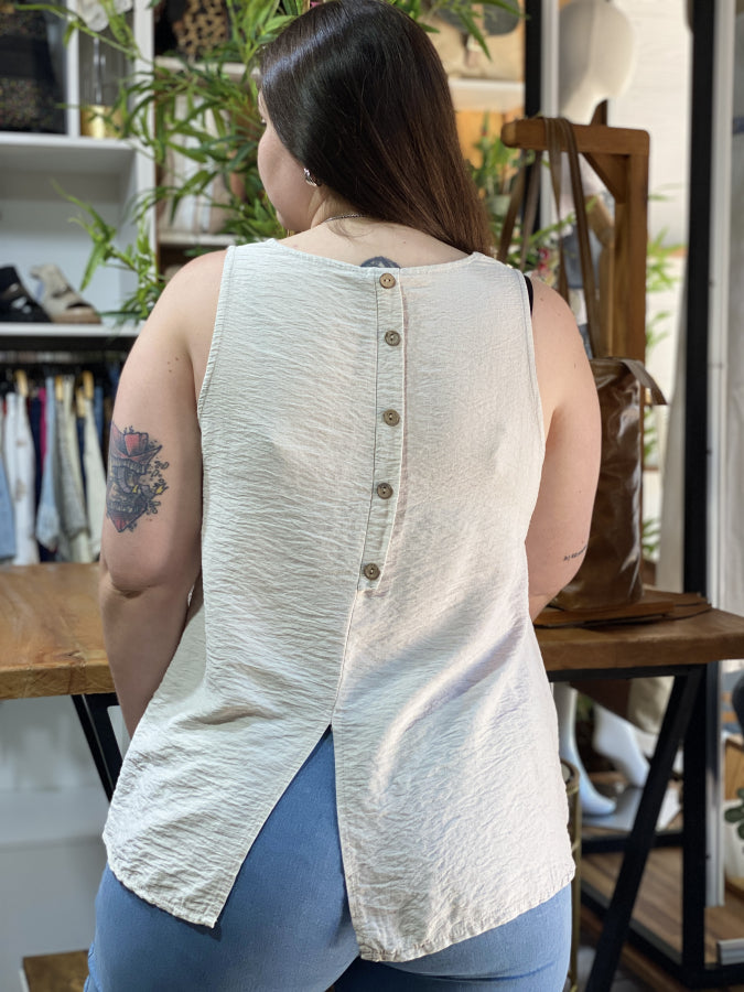 Musculosa Lorena de Textura Crinkle con Botones en Espalda