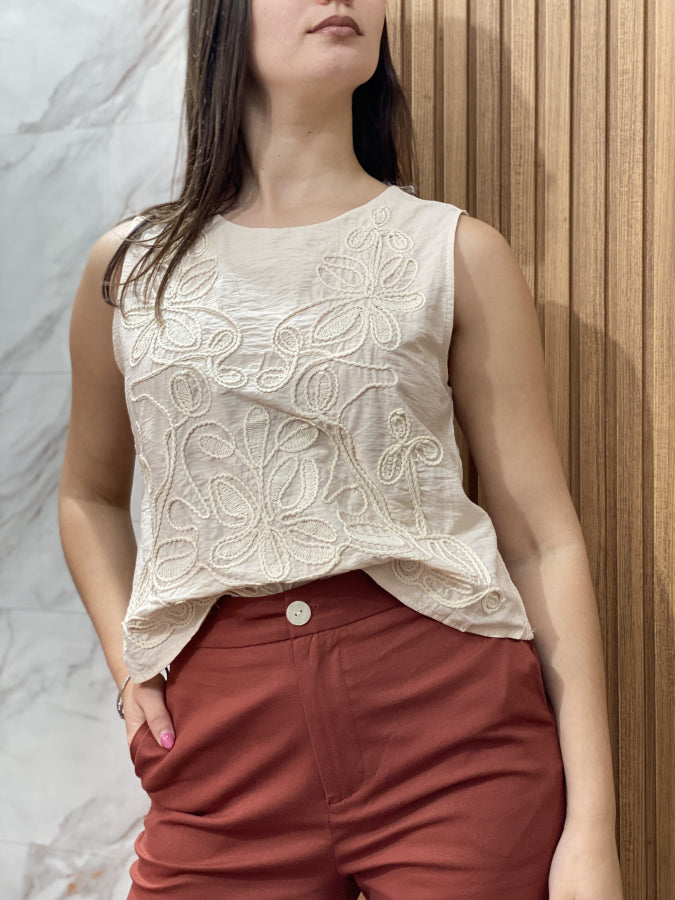 Musculosa Regina con Pechero Bordado y Caída Fluida