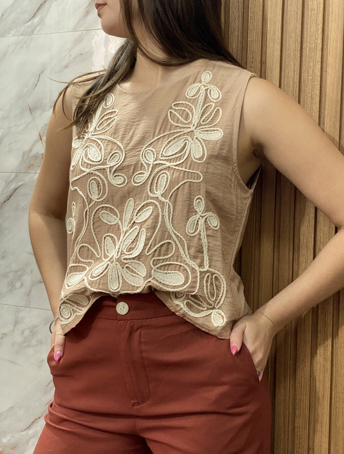 Musculosa Regina con Pechero Bordado y Caída Fluida