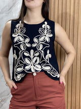 Musculosa Regina con Pechero Bordado y Caída Fluida