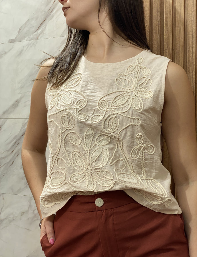 Musculosa Regina con Pechero Bordado y Caída Fluida