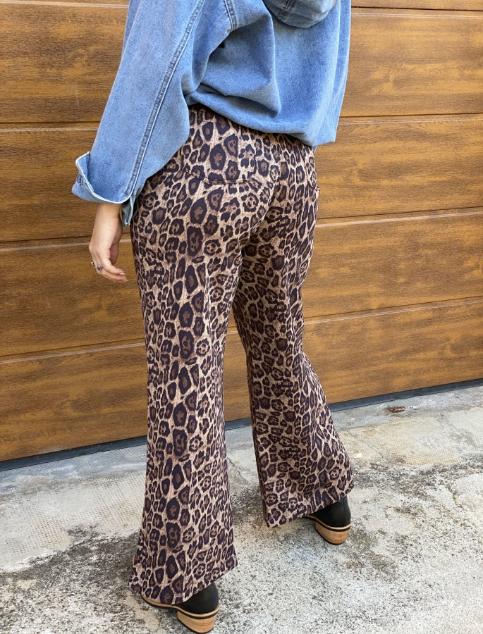 Pantalón Recto Larisa en Gamuza con Estampado de Leopardo