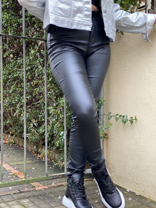 Pantalón Skinny Andria Engomado en Color Negro