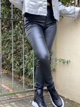 Pantalón Skinny Andria Engomado en Color Negro