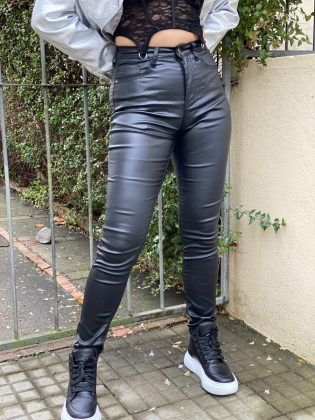 Pantalón Skinny Andria Engomado en Color Negro