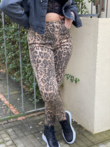 Pantalón Chupín Mara en Gabardina con Estampado de Leopardo