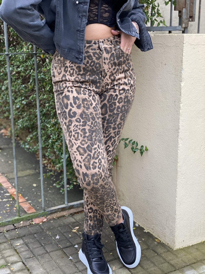 Pantalón Chupín Mara en Gabardina con Estampado de Leopardo
