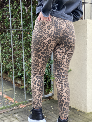 Pantalón Chupín Mara en Gabardina con Estampado de Leopardo
