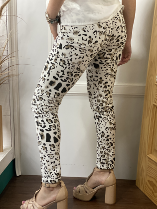 Pantalón Recto Nadia con Estampado de Tendencia