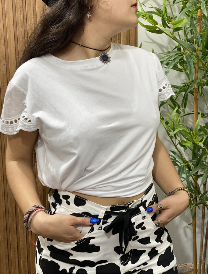 Remera Agostina en Algodón con Mangas de Broderie Calado