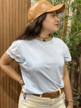 Remera Agostina en Algodón con Mangas de Broderie Calado