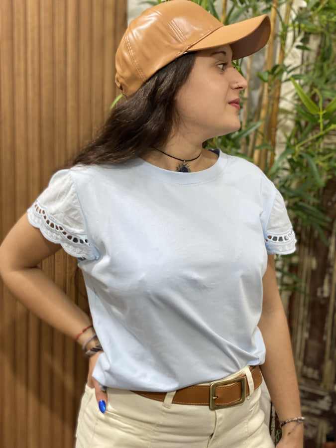 Remera Agostina en Algodón con Mangas de Broderie Calado