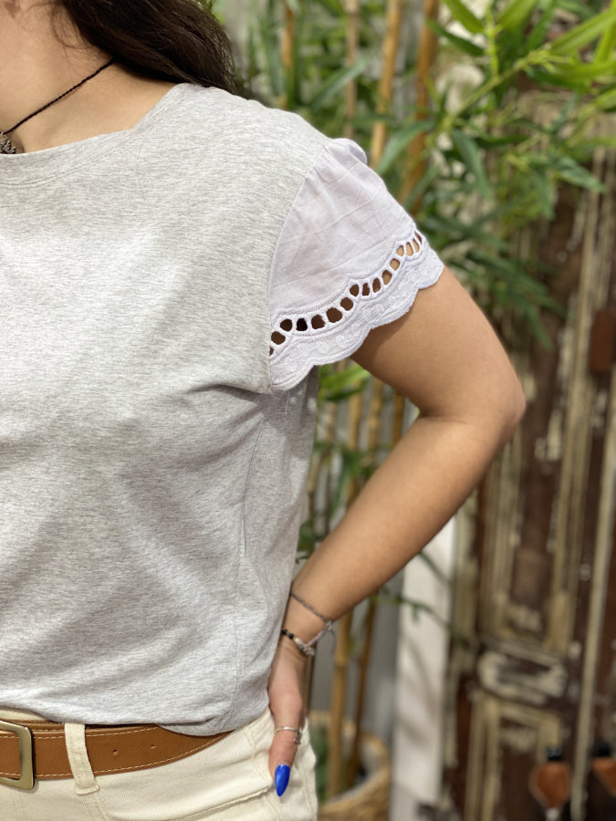 Remera Agostina en Algodón con Mangas de Broderie Calado