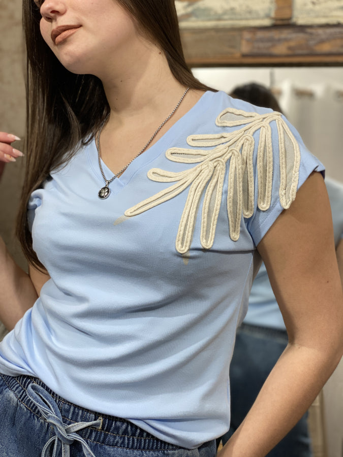 Remera Alicia en Algodón Premium con Bordado en Hombro