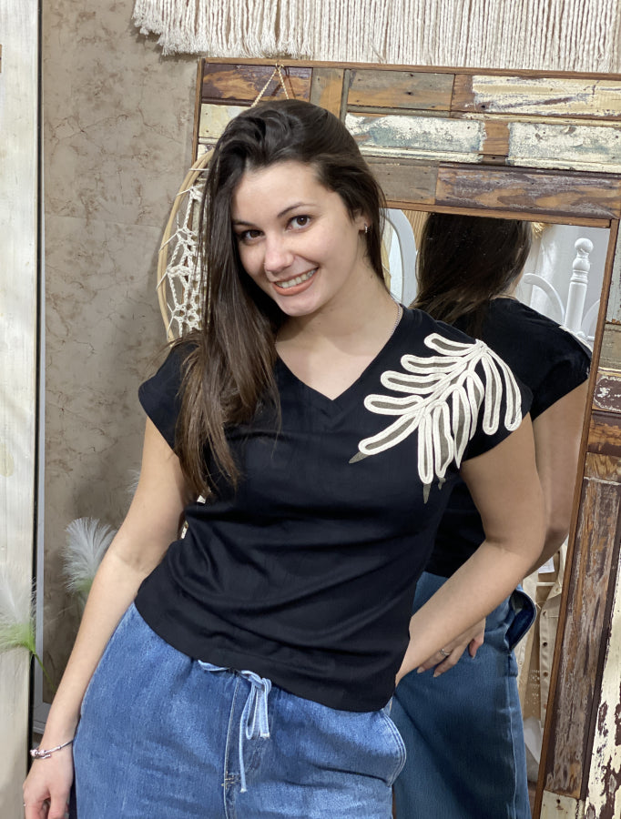 Remera Alicia en Algodón Premium con Bordado en Hombro