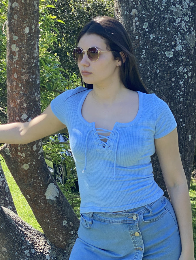 Remera Cira en Tejido Waffle con Escote Cuadrado y Cordones