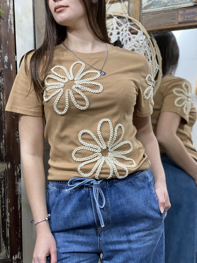 Remera Vittoria en Algodón con Bordado de Flores 3D