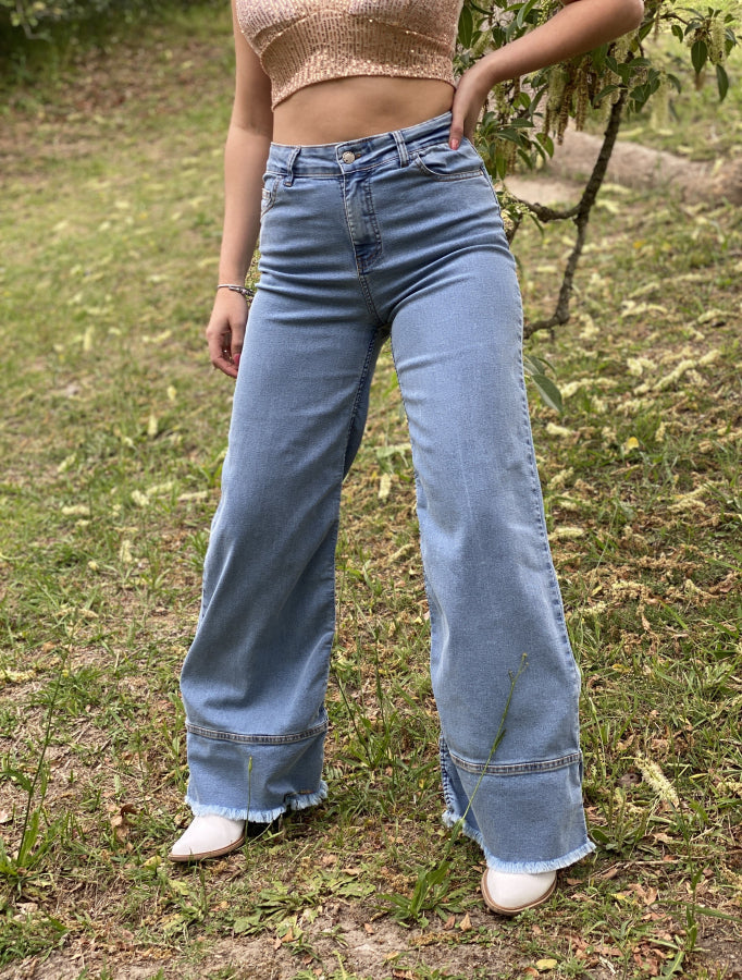 Pantalón Jean Jazmine Wide Leg Tiro Alto con Bajo Desflecado