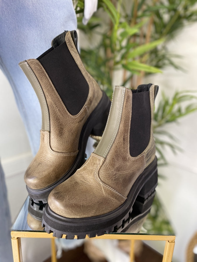 Borceguí Chelsea Eyas de Cuero con Suela Track y Texturas Mix