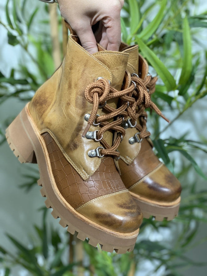 Borceguí Guadalupe de Cuero Legítimo con Grabado Croco en Tono Suela