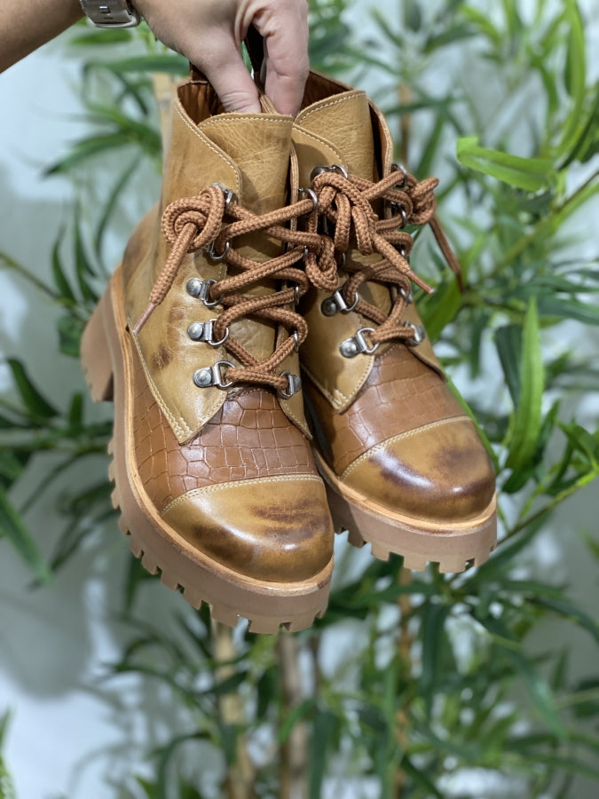 Borceguí Guadalupe de Cuero Legítimo con Grabado Croco en Tono Suela