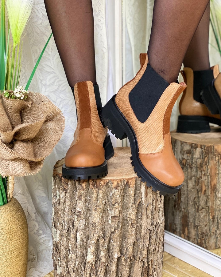 Borceguí Chelsea Eyas de Cuero con Suela Track y Texturas Mix