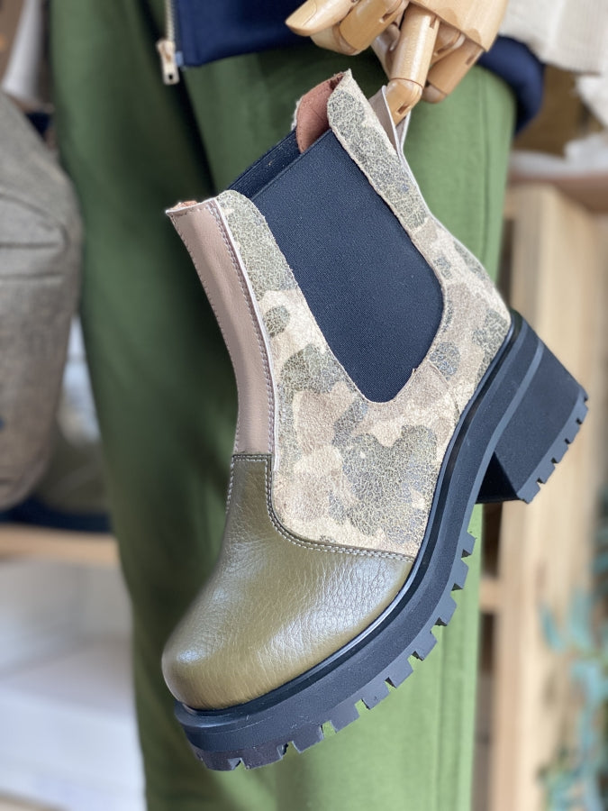 Borceguí Chelsea Eyas de Cuero con Suela Track y Texturas Mix