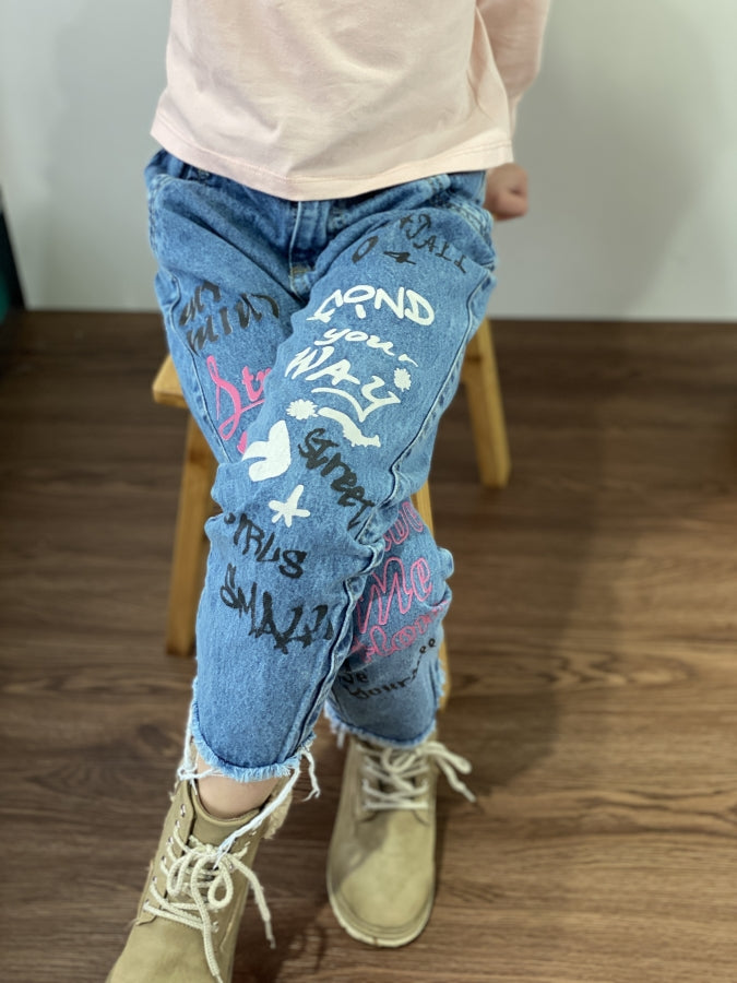 Jeans Mom Adara Estampado Graffiti en Denim para Niña