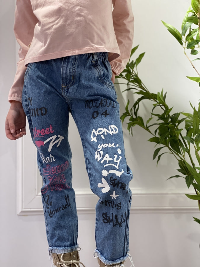 Jeans Mom Adara Estampado Graffiti en Denim para Niña
