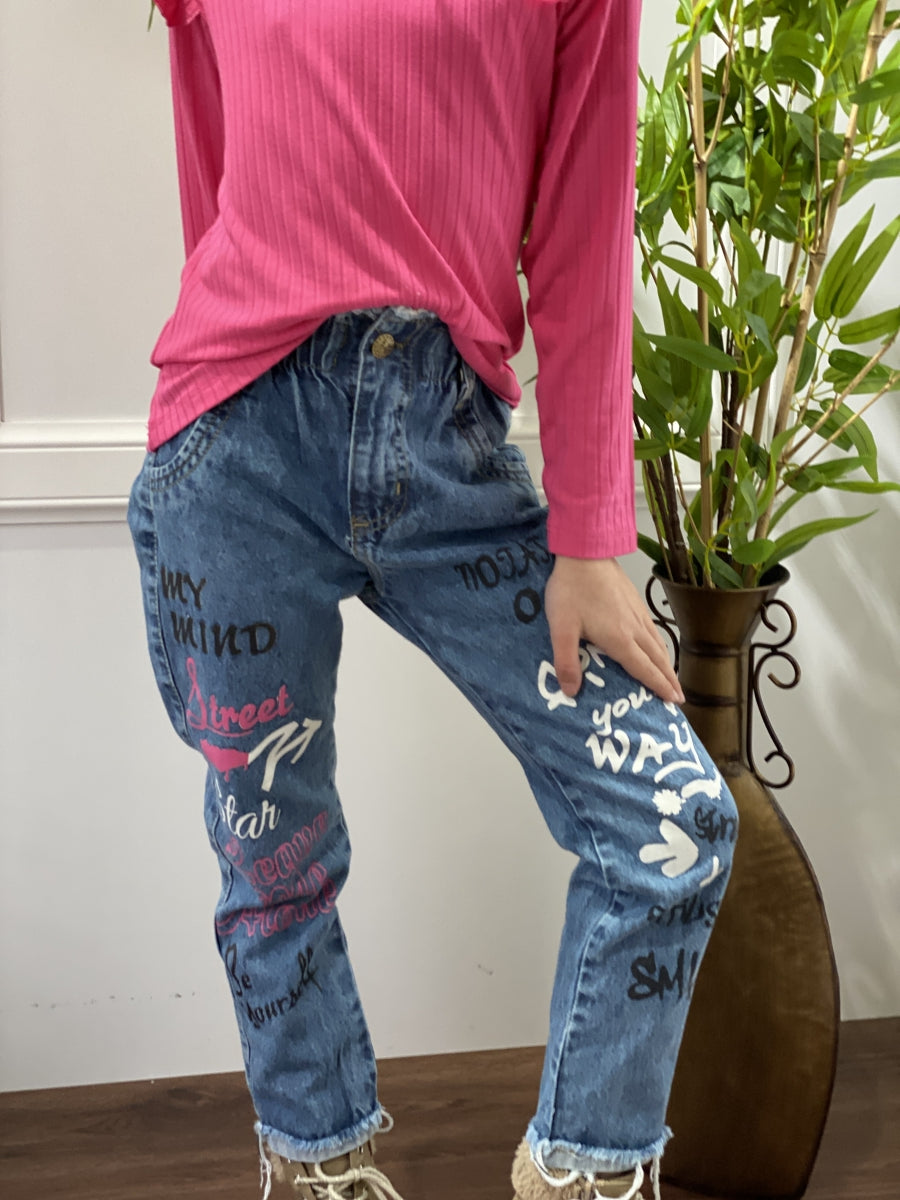 Jeans Mom Adara Estampado Graffiti en Denim para Niña
