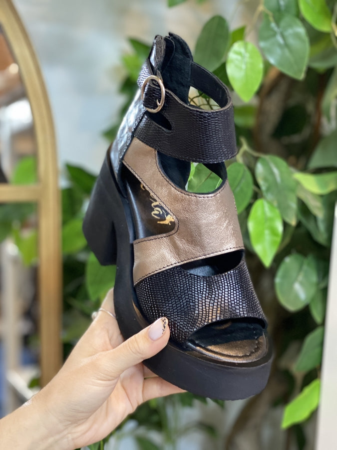 Sandalia Zaira en Cuero Metalizado y Ébano