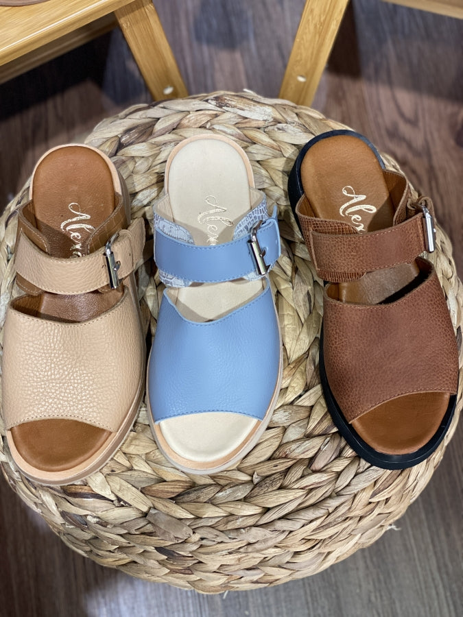 Sandalia Pluma en Cuero Minimalista