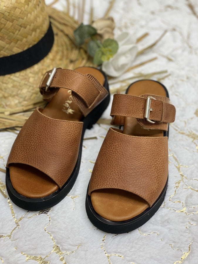 Sandalia Pluma en Cuero Minimalista